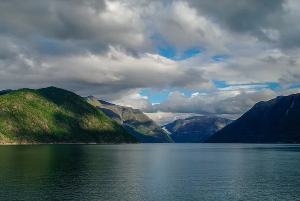 Ciel nuageux sur les rives du fjord. Montagnes avec forêt verte, Aïd — Photo