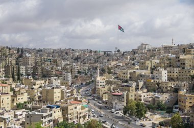 Amman şehir manzaralı büyük Jordan bayrağı, bayrak direği, Amman, Ürdün