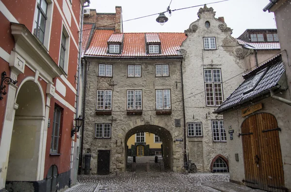 Riga, Letonia - 1 de enero de 2016: La puerta de la ciudad "Swedish Gate" en —  Fotos de Stock