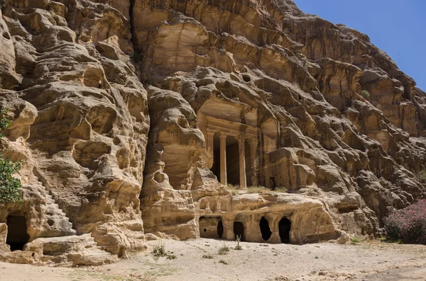 Nabataean delubrum av Siq al-Barid i Jordanien. Det är känt som — Stockfoto