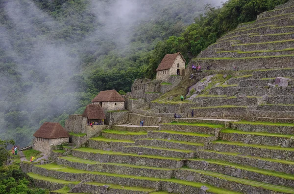 Vista de terrazas de la Ciudad Inca Perdida de Machu Picchu. Nubes bajas . — Foto de Stock