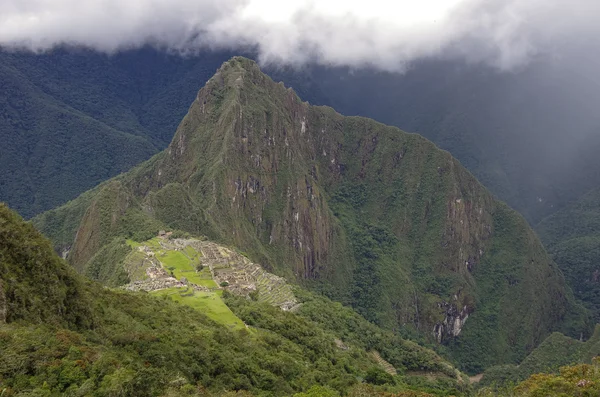 Vista de la Ciudad Inca Perdida de Machu Picchu y Huayna Picchu mo — Foto de Stock