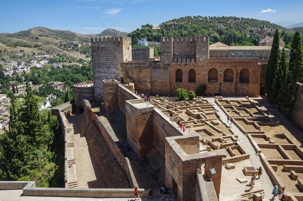 Terrass, torn och väggen i medeltida Alcazaba-fortet av ett — Stockfoto