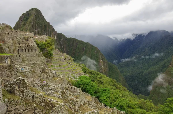 Vista de las ruinas del templo y la terraza en Lost Inca City of Machu Picc — Foto de Stock