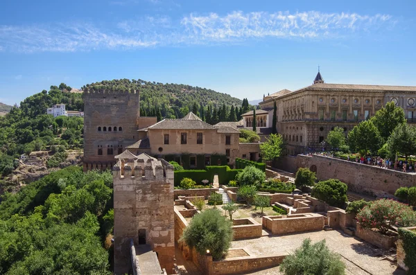 Βεράντα, πύργων και τοίχων μεσαιωνικό φρούριο Alcazaba της Alhamb — Φωτογραφία Αρχείου