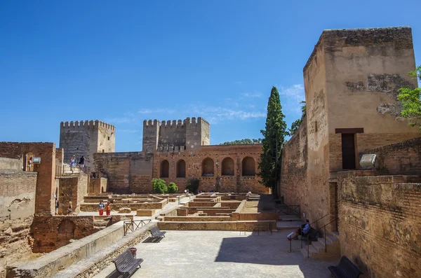 Terraço, torres e muralha da fortaleza medieval de Alcazaba de Alhamb Fotografia De Stock