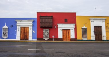 Trujillo, Peru - 11 Ocak 2014: Renkli sömürge evleri 