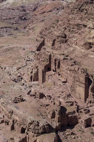 Letecký pohled na Královské hrobky z hlediska obětišti (Al-Mazbah), Petra, Jordánsko. — Stock fotografie