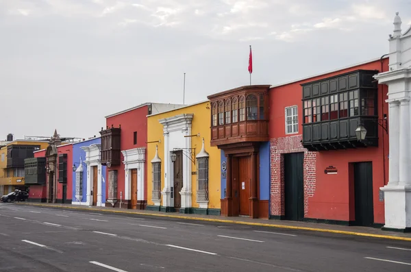 Trujillo, Perú - 11 de enero de 2014: Coloridas casas coloniales en — Foto de Stock