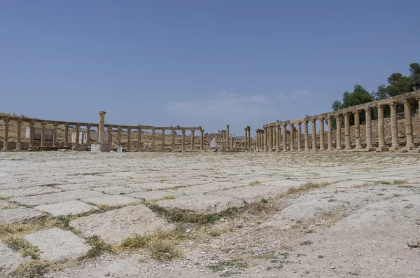 Fórum (Oval Plaza) na antiga cidade romana de Gerasa, Jerash , — Fotografia de Stock