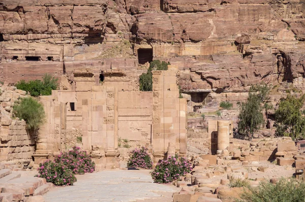 Das hadrische (temenos) tor und die cardo maximus in petra. qasr — Stockfoto