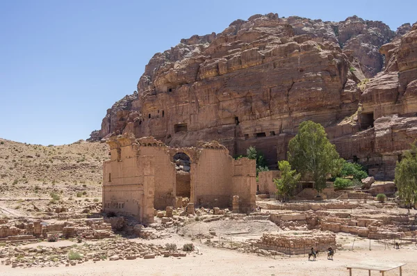 Petra, Jordan. Vista para o templo Qasr Al-Bint . — Fotografia de Stock