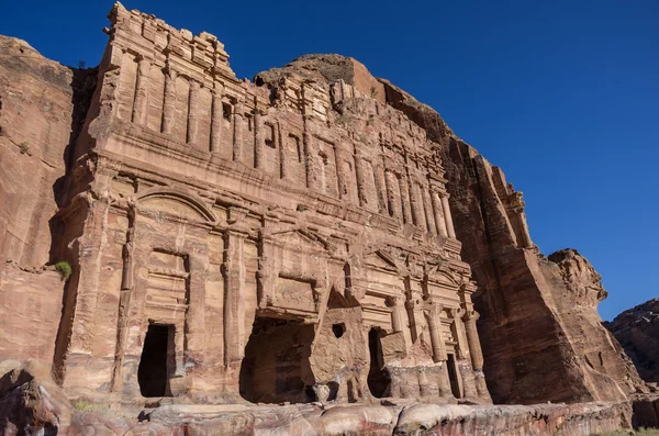 Het graf van het paleis. Een van de koninklijke graftombes, Petra, Jordanië — Stockfoto