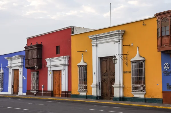 Kleurrijke koloniale huizen in Trujillo downtown, Peru — Stockfoto