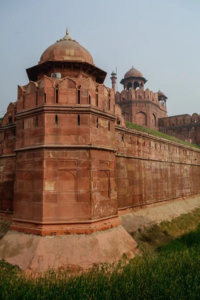 Muren en toren van Rode Fort (Lal Qila) Delhi - wereld erfgoed Si — Stockfoto