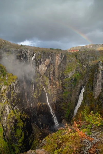 Hardangerv 근처 유명한 Voringsfossen 폭포 위에 레인 보우 — 스톡 사진