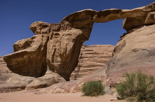 Vista panorâmica da ponte rochosa Um Fruth no deserto de Wadi Rum, Jordânia . — Fotografia de Stock