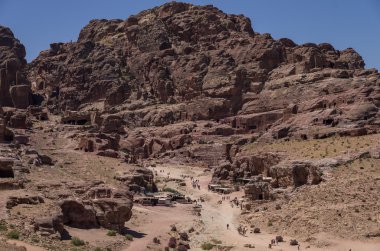 Jebel Madbah, cephe sokak ve tiyatro kısmından görüntüleyin