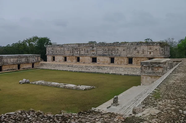 Archeologicznego Uxmal, ruiny pałacu. — Zdjęcie stockowe