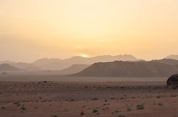 Захід сонця у Wadi Rum пустеля (Місячна Долина), Йорданії Стокова Картинка