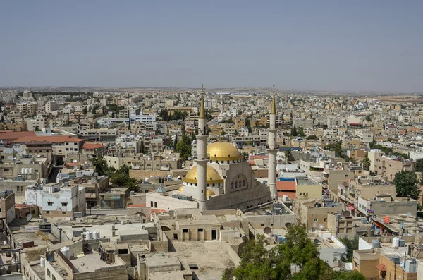 Vista panoramica sul centro di Madaba in Giordania con la Moschea Centrale — Foto Stock