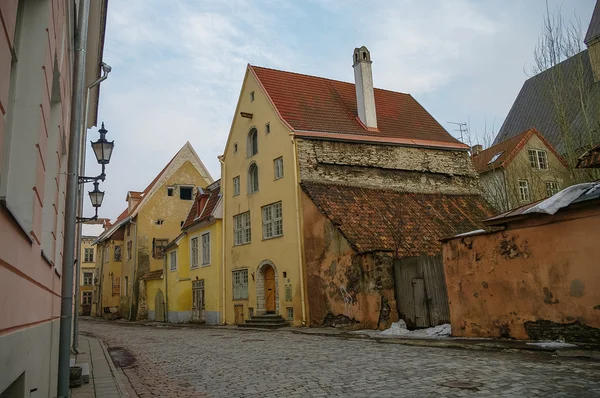 Παραδοσιακά μεσαιωνικά σπίτια και θέα στο δρόμο στην παλιά πόλη του T — Φωτογραφία Αρχείου