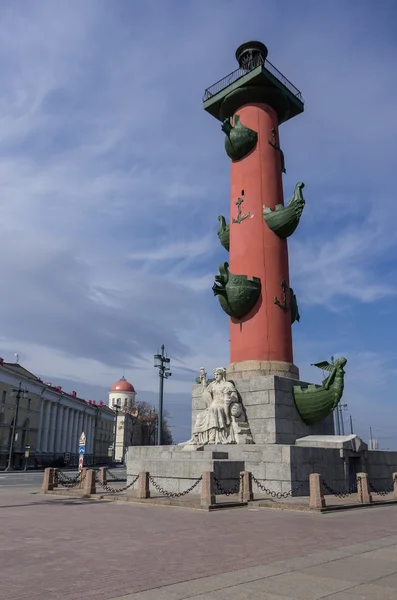 Sankt Peterburg, Rusia - 17 de abril de 2016: Escupir de la isla Vasilievsky, vista de la columna Rostral. Sankt Peterburg, Rusia — Foto de Stock