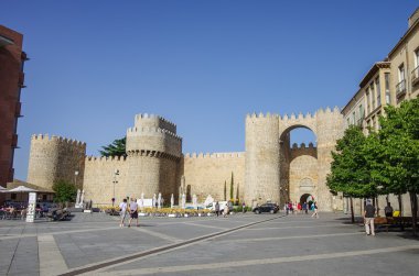 Avila ortaçağ duvarlarının Puerta del Alcazar Kapısı. Plaza Santa Teresa de Jesus'tan manzara. Castilla y Leon, İspanya, Avrupa