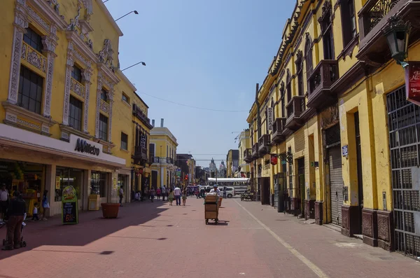 Vista de la calle del casco antiguo de Lima con casas tradicionales de colores y balcón de madera . — Foto de Stock