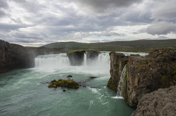 Godafoss je velmi krásná islandský vodopád. nachází se na severu ostrova nedaleko jezera myvatn a silniční. — Stock fotografie