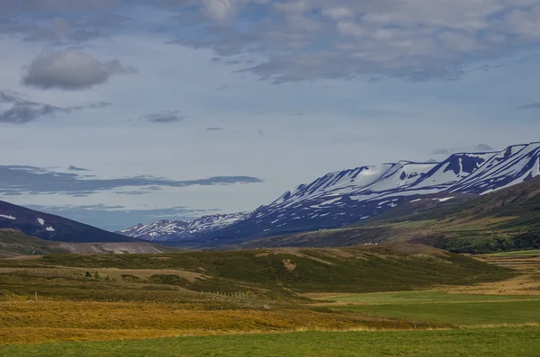 Valle panorámico de montañas cubiertas de nieve. Hermoso paisaje de verano cerca de ringroad de Akureyri, Islandia . — Foto de Stock