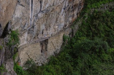 Peru'daki Machu Picchu Inca Bridge'de. UNESCO Dünya Miras Listesi