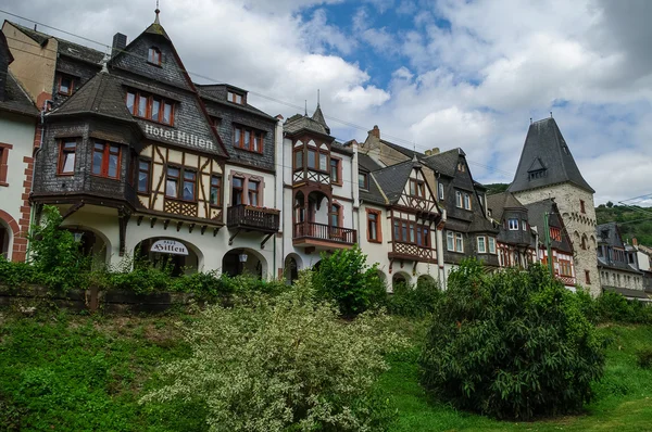 Ortaçağ Köyü Bacharach. Şehir sokaklarını evlerde geleneksel çerçeveler (Fachwerk). Ren Vadisi, Almanya. — Stok fotoğraf