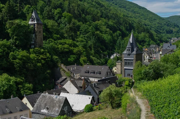Borgo medievale di Bacharach. Panorama della città dalla collina, coperto da — Foto Stock