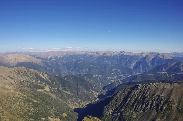 Панорама Пиренеев гор в Андорре, с вершины Комы — стоковое фото