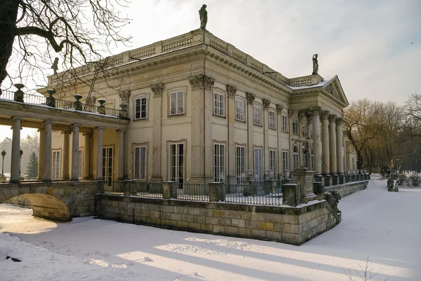 The Lazienki palace in Lazienki Park. Winter landscape with snow — Stock Photo, Image