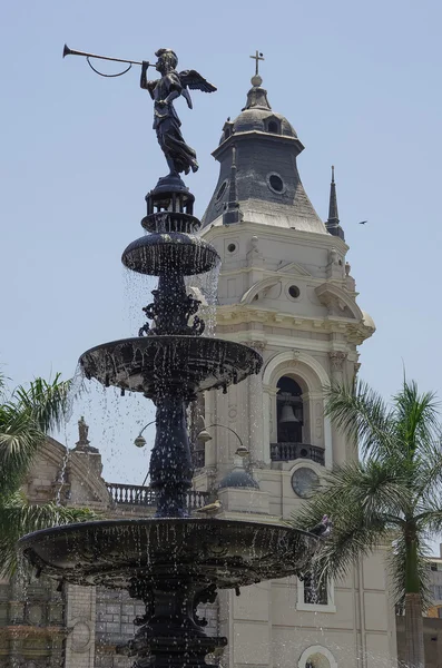 Lima, Perú - 31 de diciembre de 2014: Fuente en la Plaza Mayor de L —  Fotos de Stock