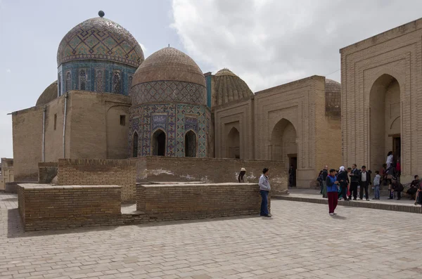 Samarcanda, Uzbequistão - 26 de abril de 2015: Pessoas em Shah-I-Zinda m — Fotografia de Stock