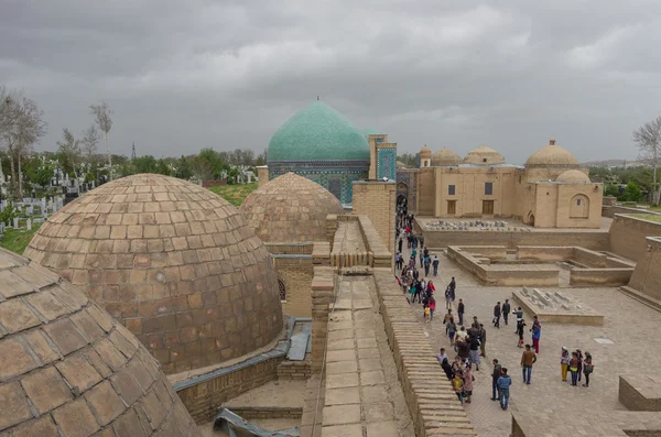 Samarcanda, Uzbekistán - 26 de abril de 2015: Gente en Shah-I-Zinda m — Foto de Stock