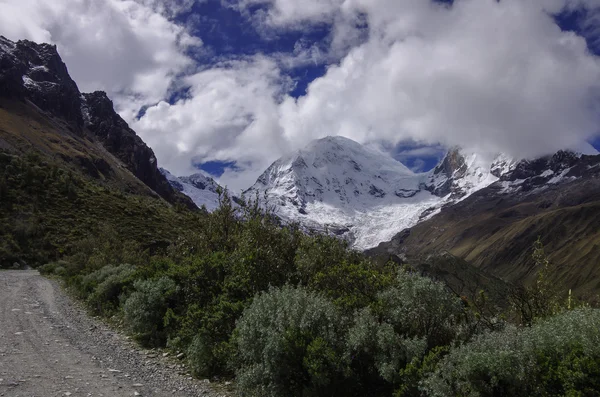 Passe de montanha no Parque Nacional Huascaran, com Huascaran montar um Imagens Royalty-Free