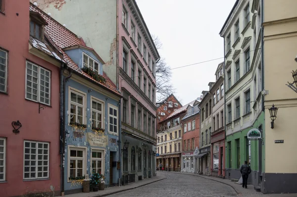 Παραδοσιακό μεσαιωνικά σπίτια σε δρόμο της παλιάς πόλης της Ρίγα. Χειμώνας και χιόνι. — Φωτογραφία Αρχείου
