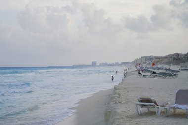 Fırtına bayrağı sahilde. Karayip Denizi'nin kıyısında dalgaları