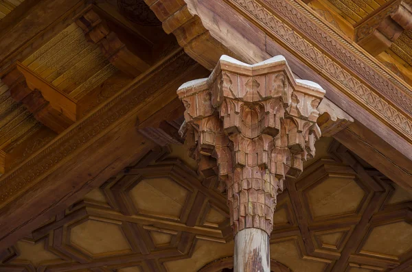 Adorno y detalles de tallado de la parte de madera de la mezquita en El Arca —  Fotos de Stock