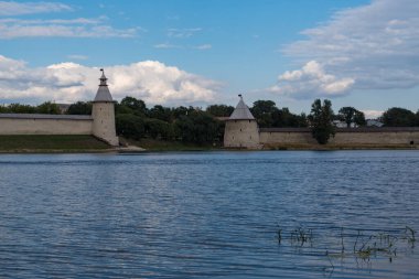 Pskov Krom 'daki Yüksek ve Düz Kule (Kremlin). River Pskova Deresi. Rusya