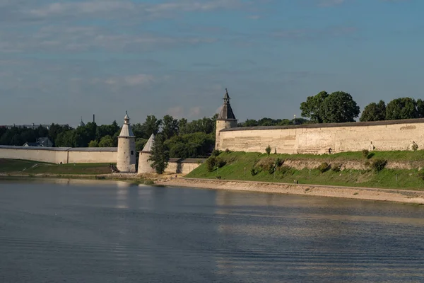 Torres Pskov Kremlin Parede Vista Rio Velikaya Pskov Rússia — Fotografia de Stock