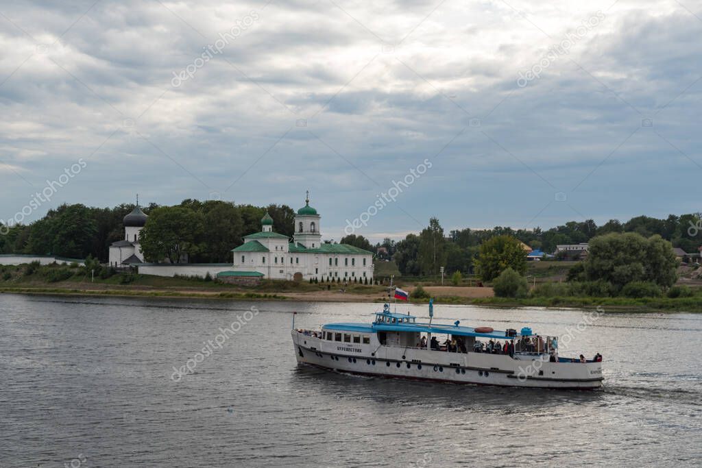 Pskov, Rusia 22 de agosto de 2020 Barco de recreo en el río Velikaya