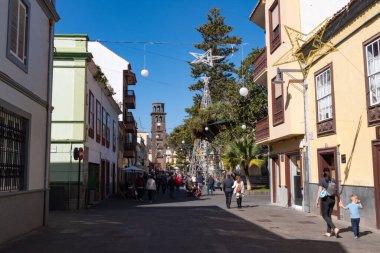 San Cristobal de La Laguna, İspanya - 16 Ocak 2020: San Cristobal de La Laguna 'daki yaya sokağı (La Laguna olarak da bilinir), tarihi merkezi 1999 yılında UNESCO tarafından dünya mirası ilan edildi..