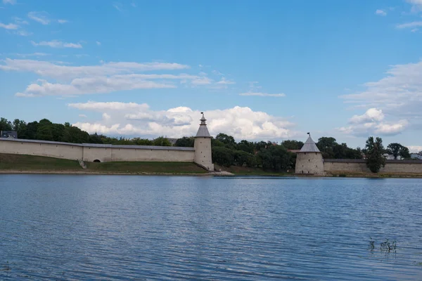 Wysokie Płaskie Wieże Pskowa Kremla Rzeka Psków Psków Rosja — Zdjęcie stockowe