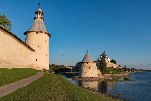 Pskov Kremlin Vista Rio Pskova Riacho Torres Muralhas Catedral Trindade — Fotografia de Stock