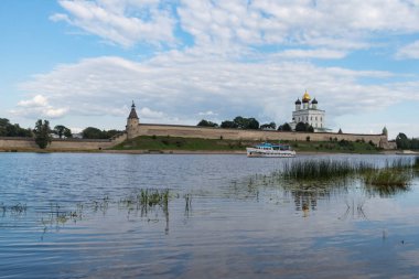 Pskov Krom 'daki (Kremlin) Trinity katedralinin karşısındaki Velikaya nehrinde bir eğlence teknesi. Rusya